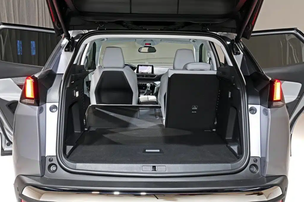 D couvrez La Taille Du Coffre Et L int rieur Arri re De La Peugeot 3008 
