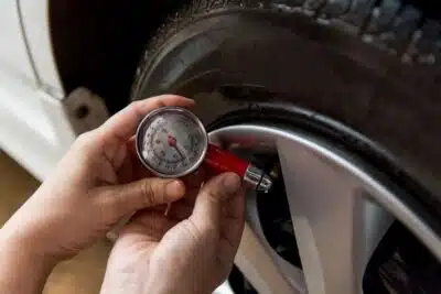 Quand vérifier la pression des pneus de sa voiture ?
