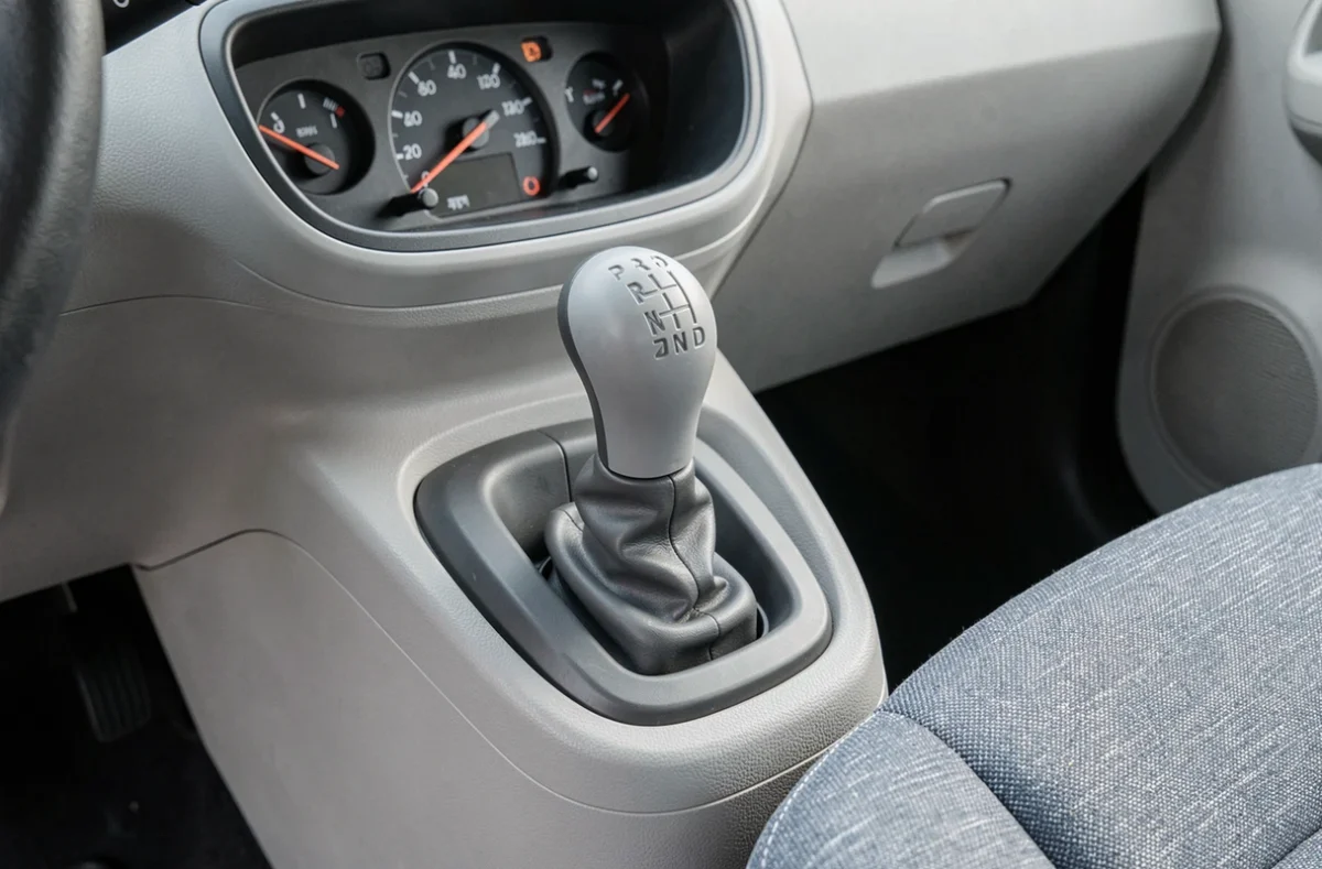Gros plan sur le sélecteur de boîte automatique et le tableau de bord d'une voiture sans permis moderne