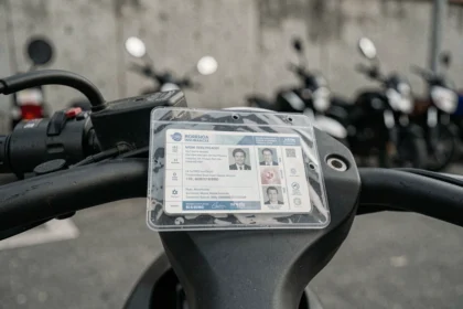 Porte vignette assurance moto transparent fixé sur le guidon, avec certificat d'assurance visible