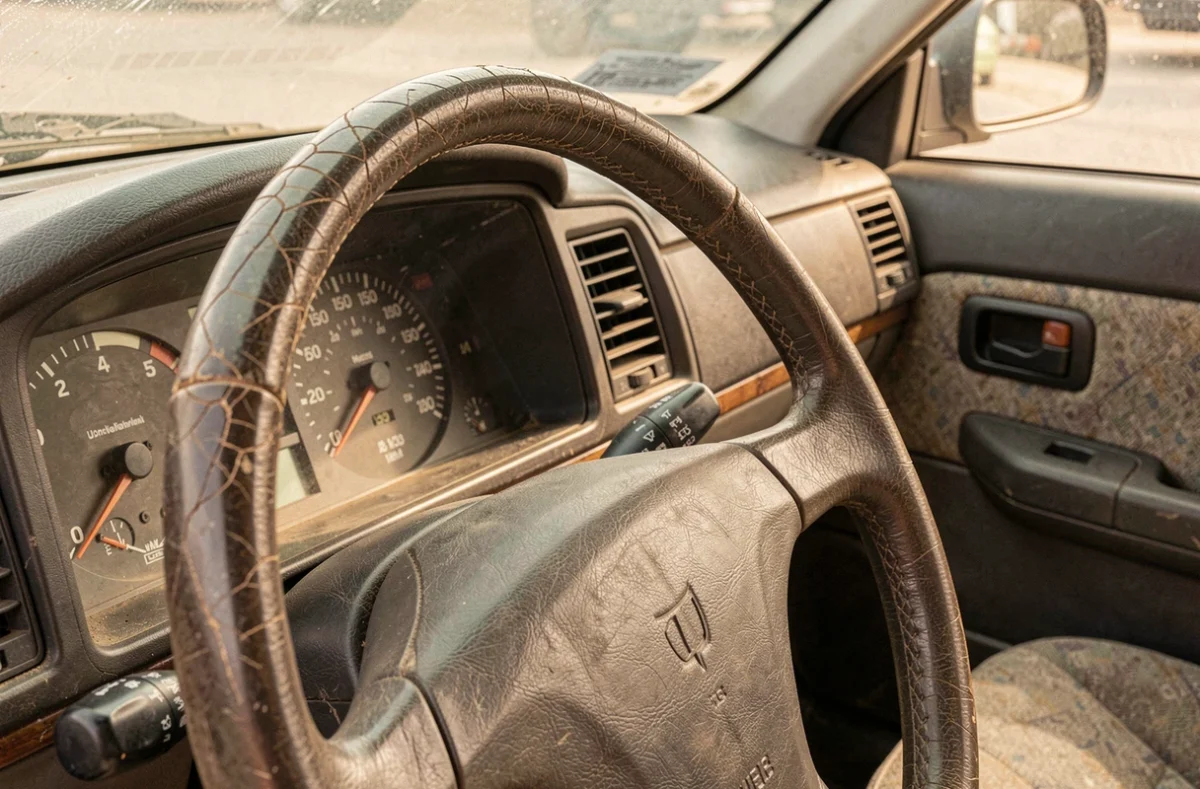 Tableau de bord et odomètre d'une voiture d'occasion affichant un kilométrage très élevé